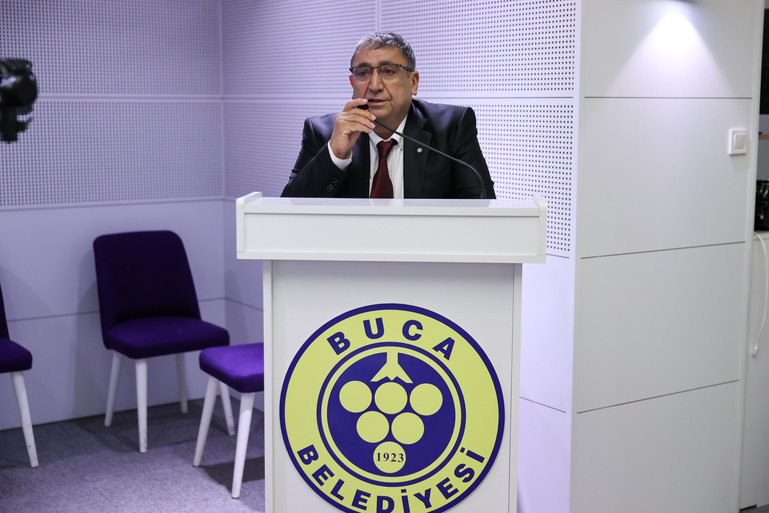 Buca Belediyesi’nde göreve başlayan zabıta memurları için düzenlenen törende konuşan