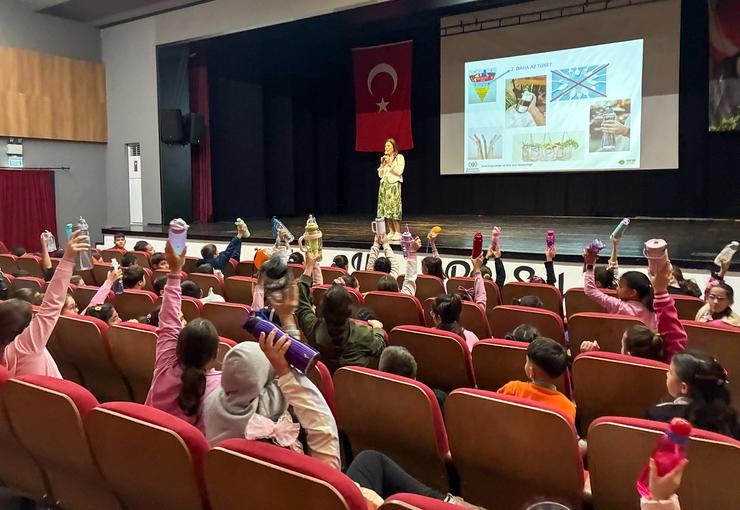 Gaziemir Belediyesi’nin “İklimi değil, kendini değiştir” sloganıyla 46 okulda düzenlediği