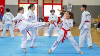 Gaziemir Belediyesi’nin düzenlediği taekwondo kursuna katılan 81 sporcu, 2026 Yılı