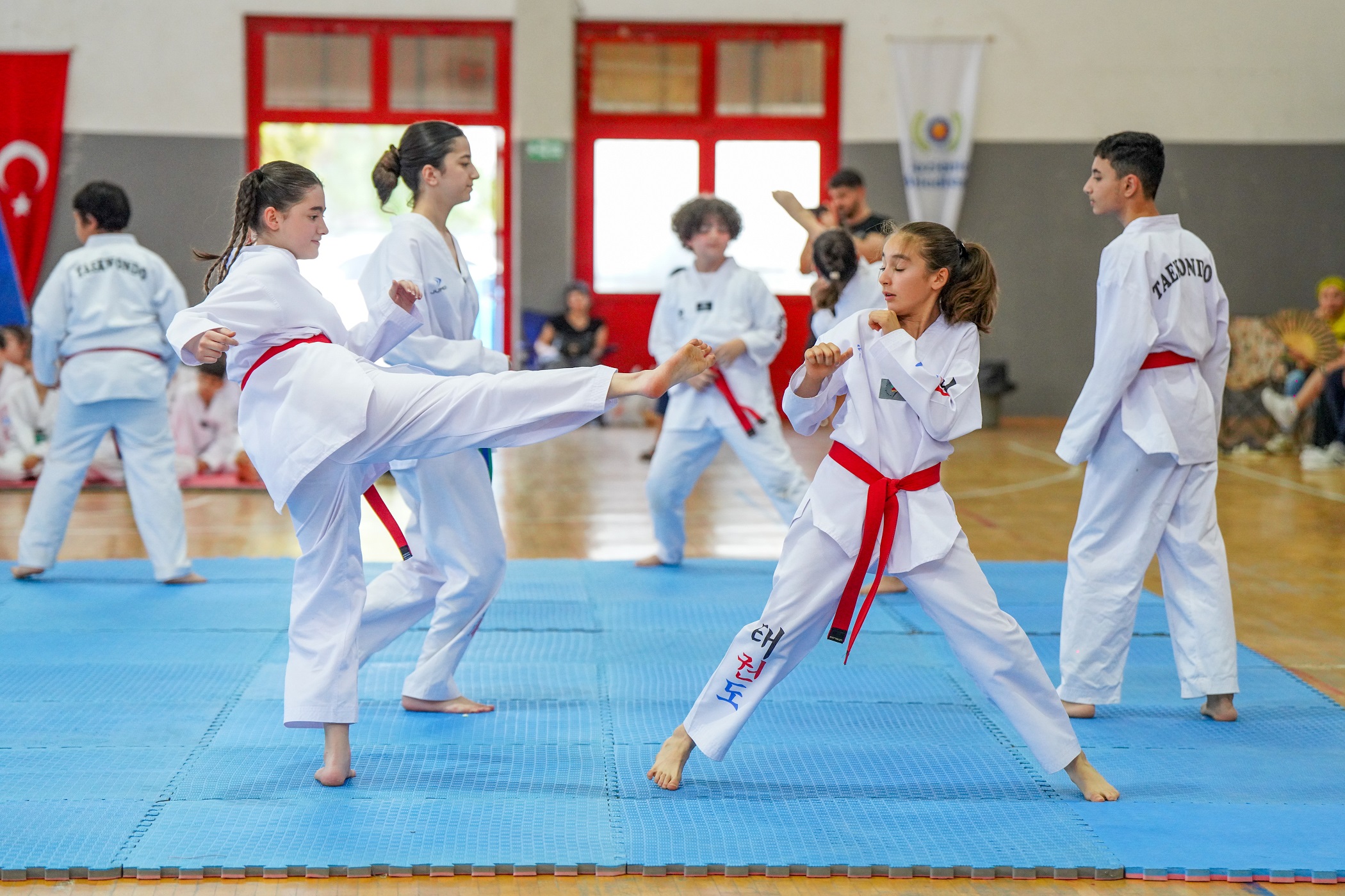 Gaziemir Belediyesi’nin düzenlediği taekwondo kursuna katılan 81 sporcu, 2026 Yılı