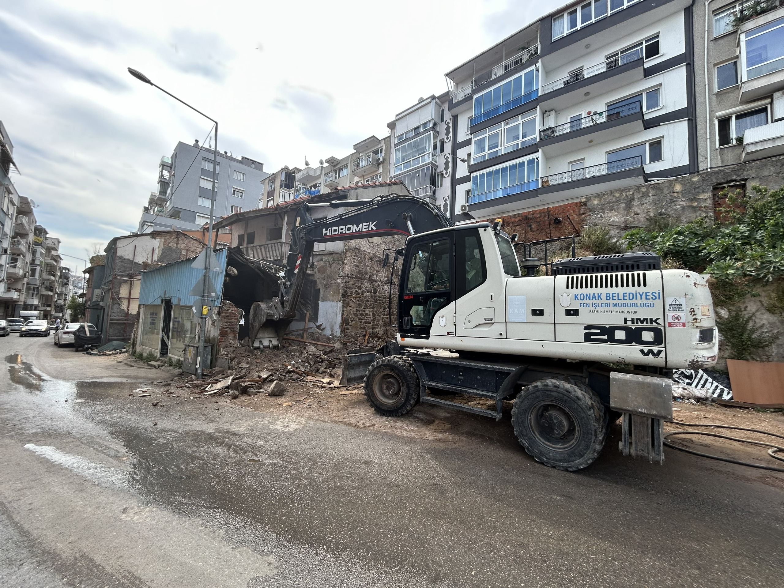 Konak Belediyesi, güvenlik tehdidi oluşturan ve kent estetiğini bozan metruk