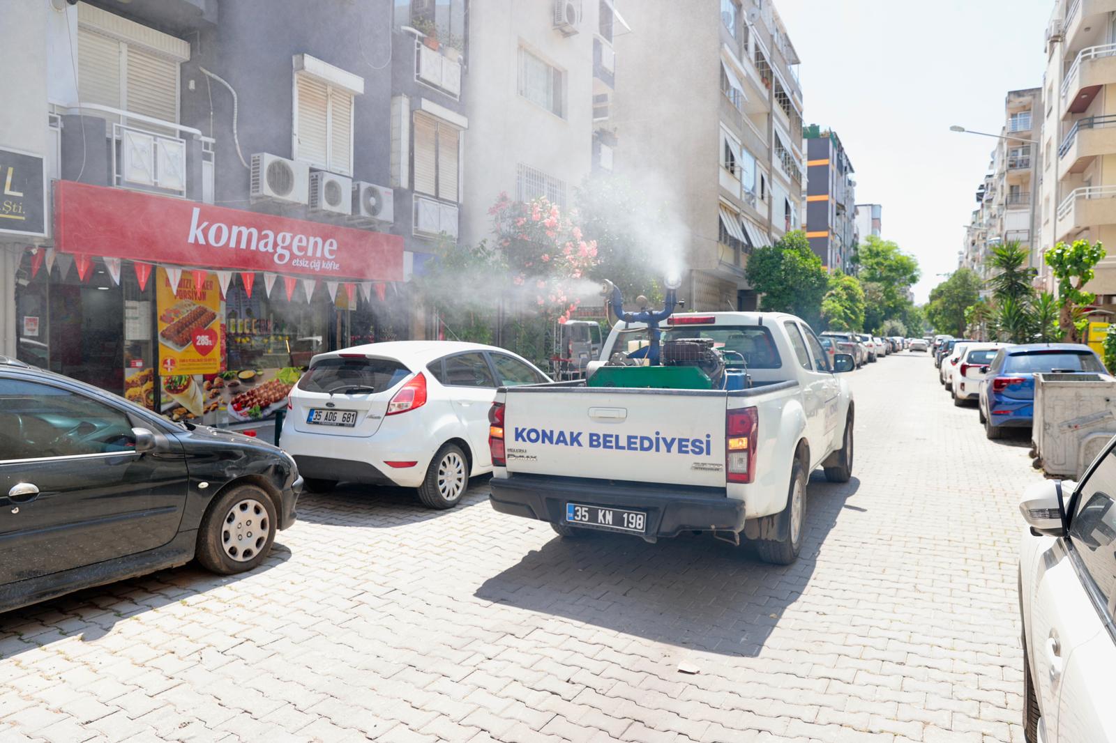 Konak Belediyesi Temizlik İşleri Müdürlüğü ekipleri, ilçenin tüm mahallelerinde sivrisineklere