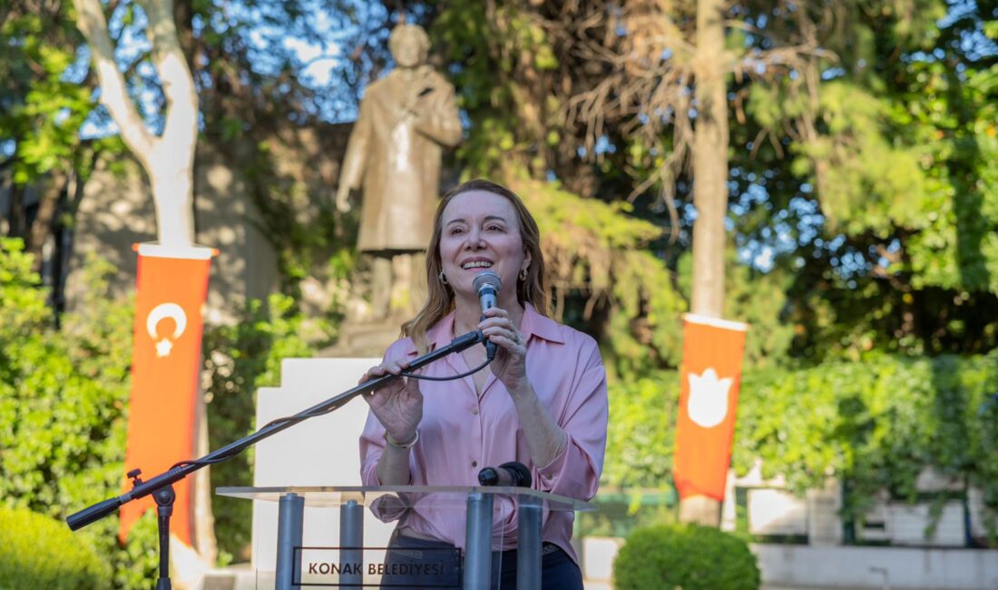Türk edebiyatının mavi gözlü devi Nazım Hikmet’in Kültürpark’taki heykeli başında