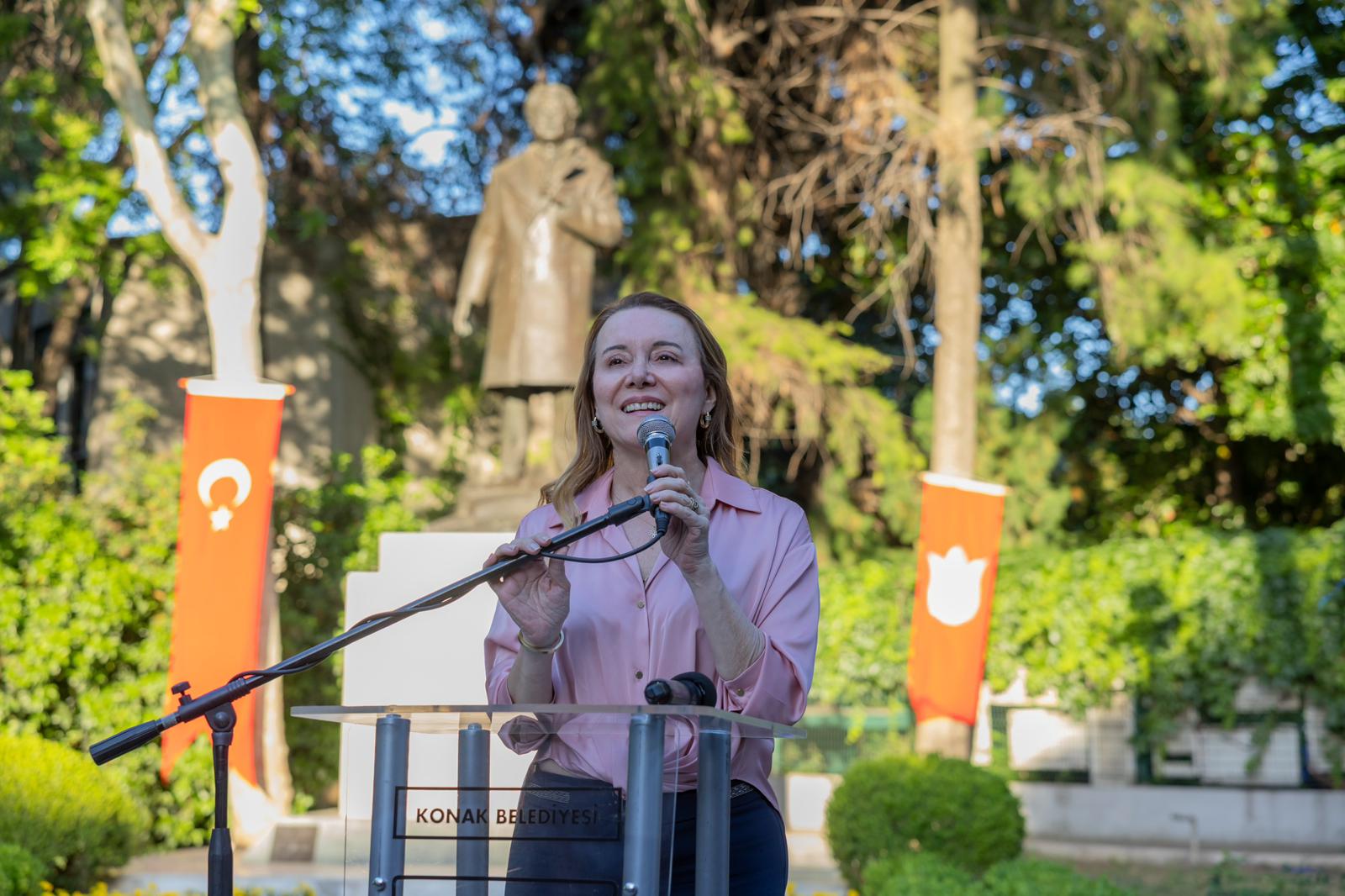 Türk edebiyatının mavi gözlü devi Nazım Hikmet’in Kültürpark’taki heykeli başında
