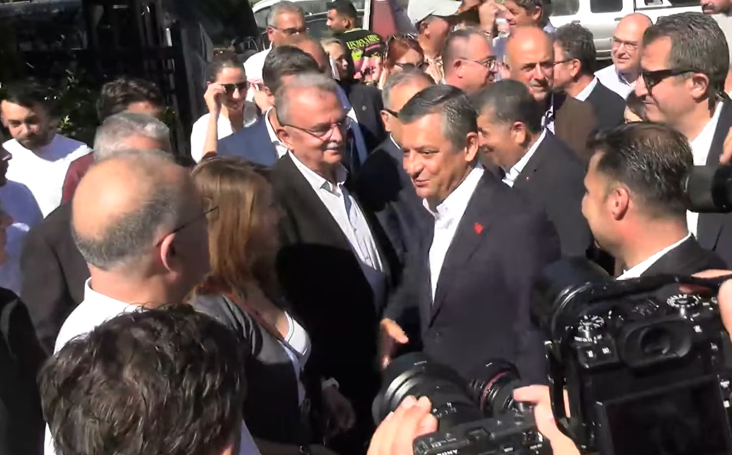  CHP'nin seçilmiş Genel Başkanı Özgür Özel İzmir'de yoğun bir mesai