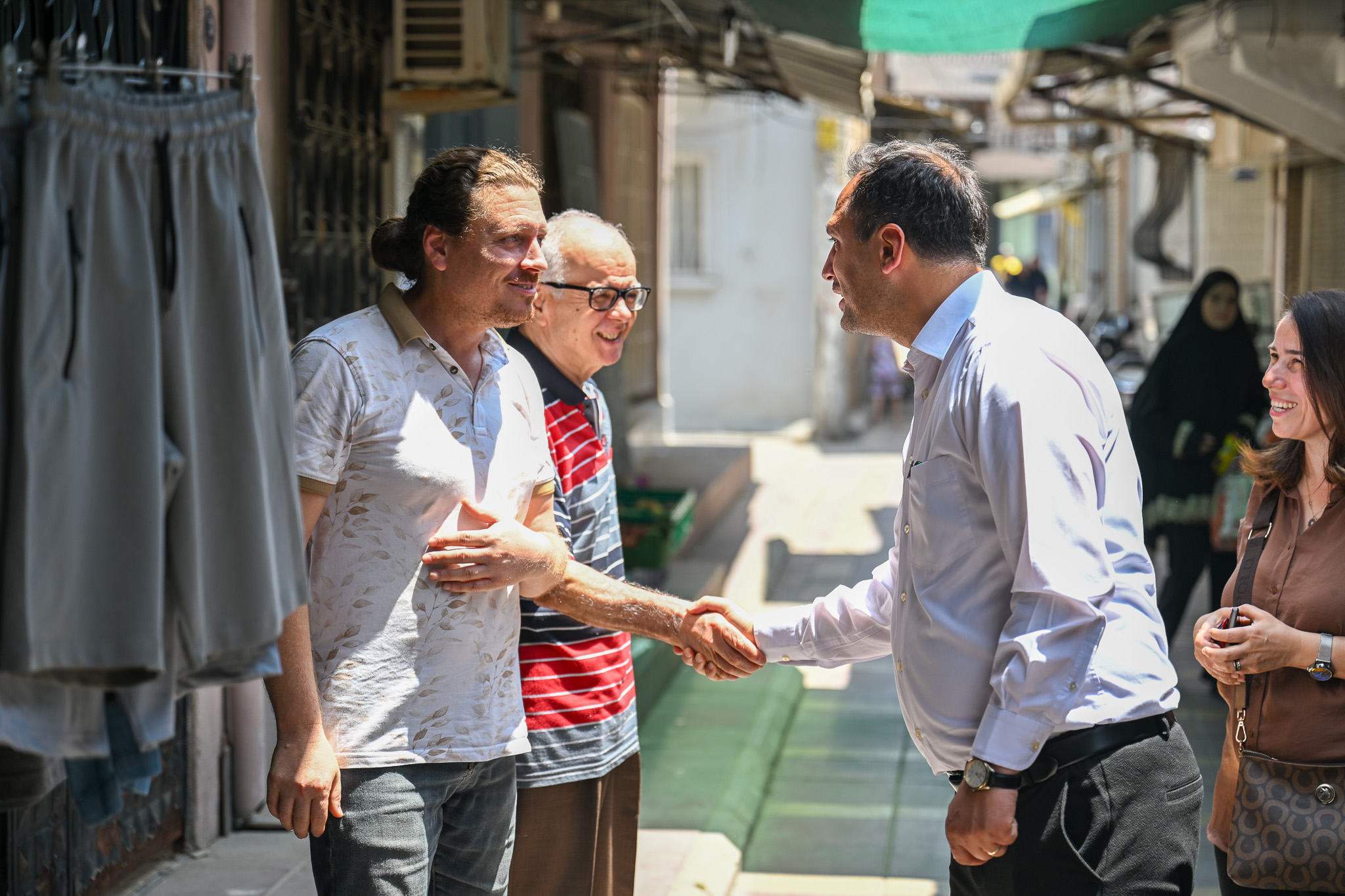 Mahalle ziyaretleri ve saha denetimlerini aralıksız sürdüren Bornova Belediye Başkanı