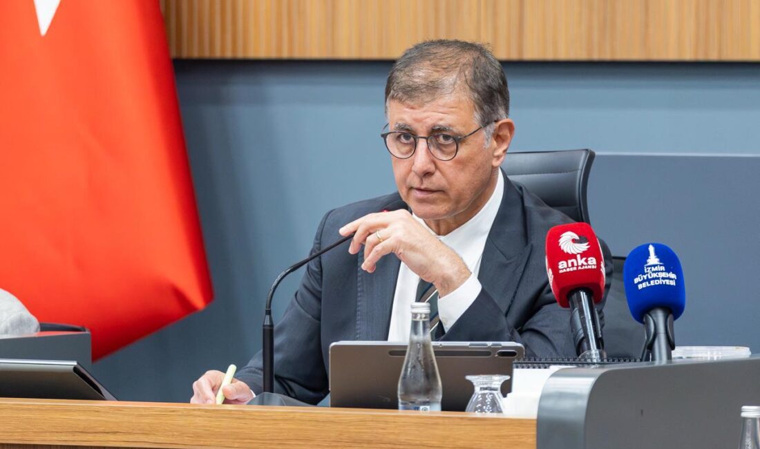 İzmir Büyükşehir Belediyesinin sürdürülebilir ulaşımı genç istihdamıyla buluşturduğu Bisicab araçlarının