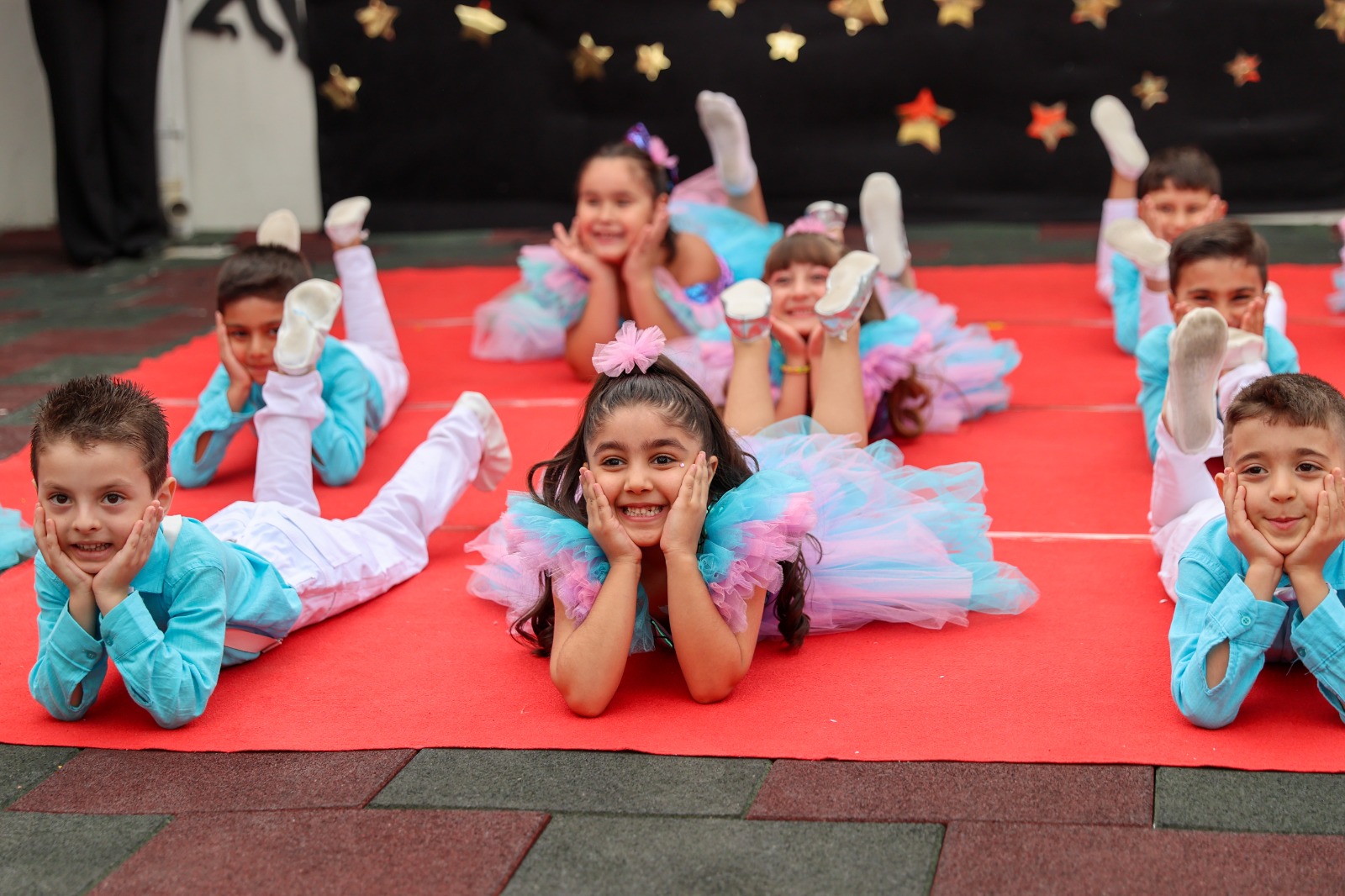 Buca Belediyesi Çınar Anaokulları’nda eğitimlerini tamamlayan minikler, düzenlenen mezuniyet töreninde