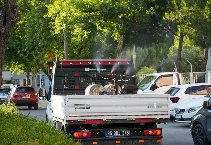Gaziemir Belediyesi, hava sıcaklıklarının artmasıyla birlikte sivrisinek, karasinek ve haşerelere