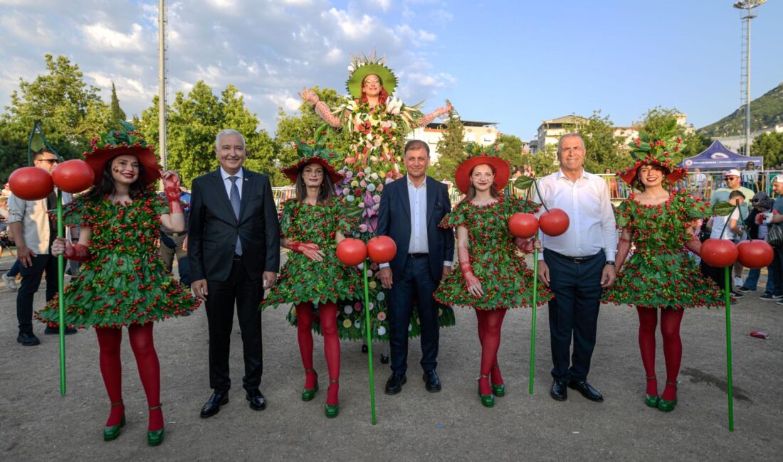 Kemalpaşa'da vatandaşlarla ve esnafla buluşan İzmir Büyükşehir Belediye Başkanı Dr.