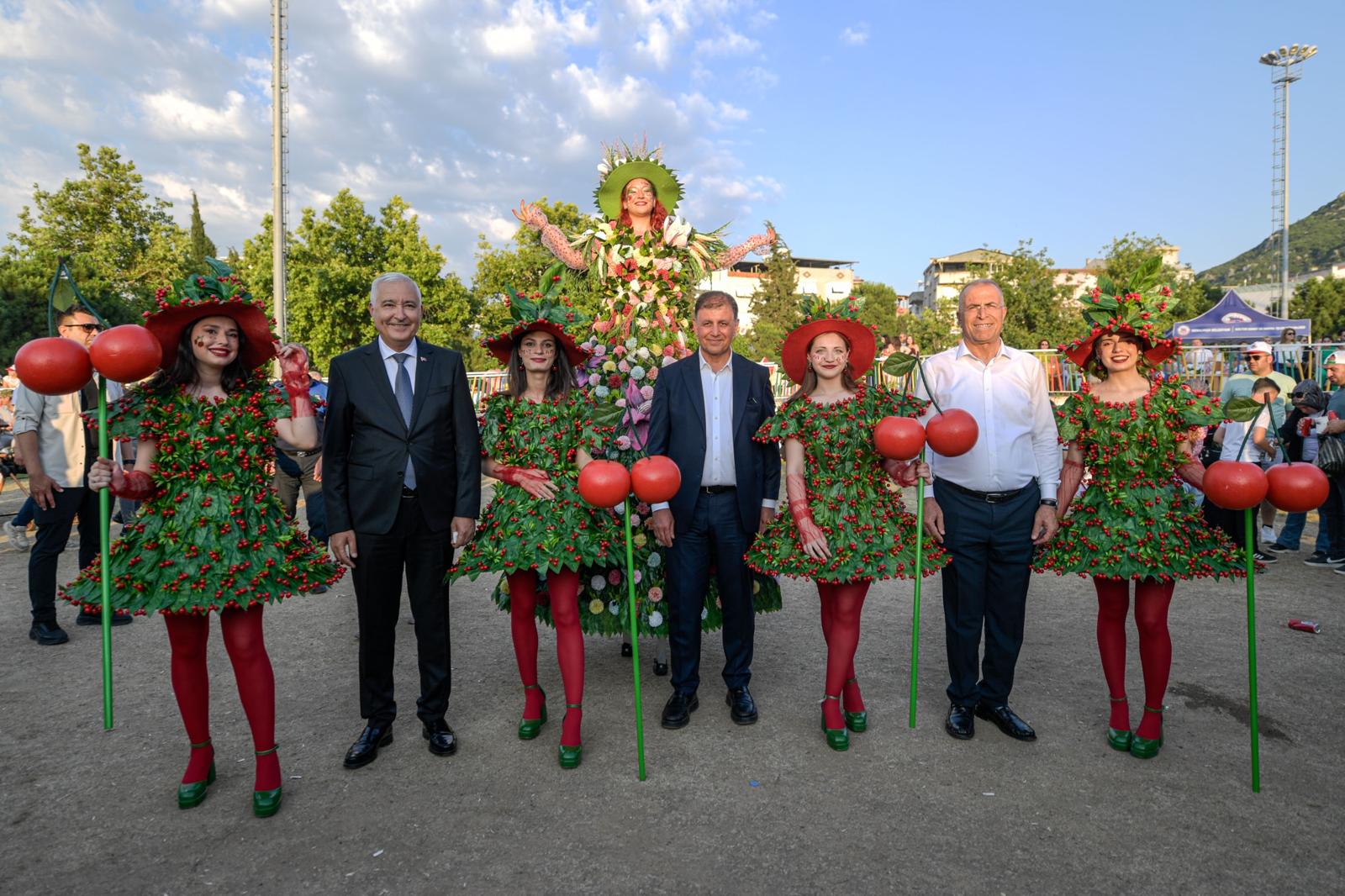 Kemalpaşa'da vatandaşlarla ve esnafla buluşan İzmir Büyükşehir Belediye Başkanı Dr.