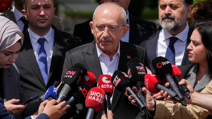 Dünya şairi Nazım Hikmet, aramızdan ayrılışının 63. yıl dönümünde, Karşıyaka’daki heykeli