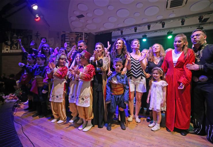 Karşıyaka Belediyesi tarafından düzenlenen halk dansları kursları, muhteşem bir gösteriyle