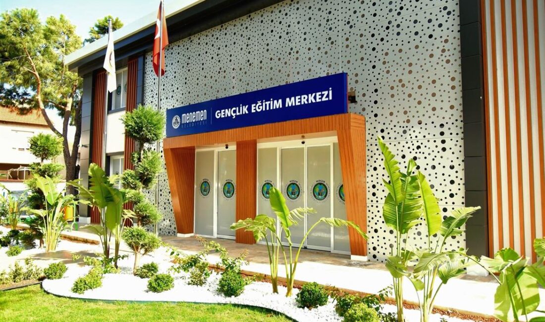 Menemen Belediyesi, eğitim yatırımlarıyla örnek oluyor. Anaokulu sıralarından üniversite mezuniyetine