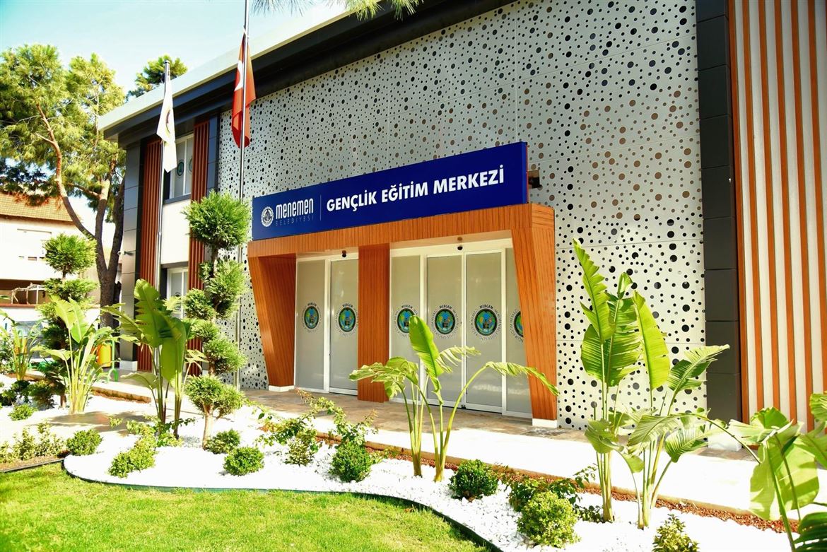Menemen Belediyesi, eğitim yatırımlarıyla örnek oluyor. Anaokulu sıralarından üniversite mezuniyetine