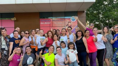 Menderes Belediyesi’nin zumba dersleri dolu dizgin devam ediyor. Düzenli yapılan