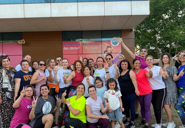 Menderes Belediyesi’nin zumba dersleri dolu dizgin devam ediyor. Düzenli yapılan