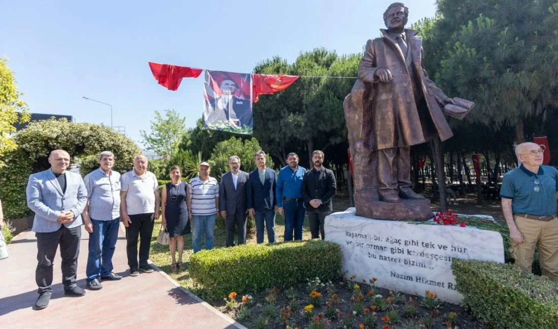 Dünya şairi Nazım Hikmet, aramızdan ayrılışının 63. yıl dönümünde, Karşıyaka’daki heykeli