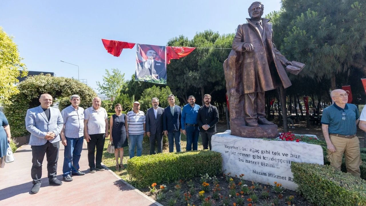 Dünya şairi Nazım Hikmet, aramızdan ayrılışının 63. yıl dönümünde, Karşıyaka’daki heykeli