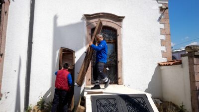 İzmir Büyükşehir Belediyesi, kentin tarihi yapılarından Kent Kütüphanesi’nde bakım ve