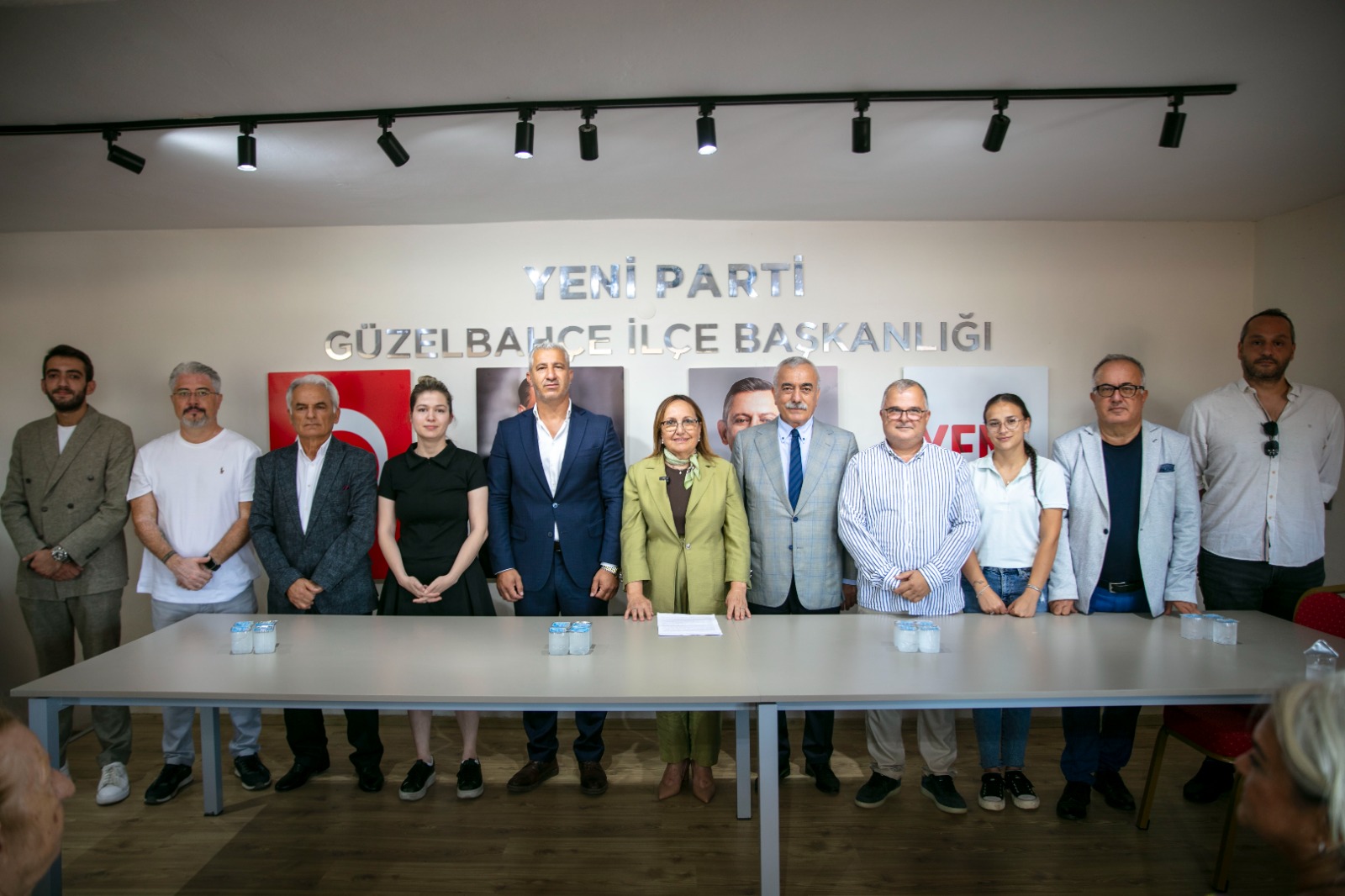 Güzelbahçe Belediye Başkan Vekili Ayşe Akın, 10 belediye meclis üyesi