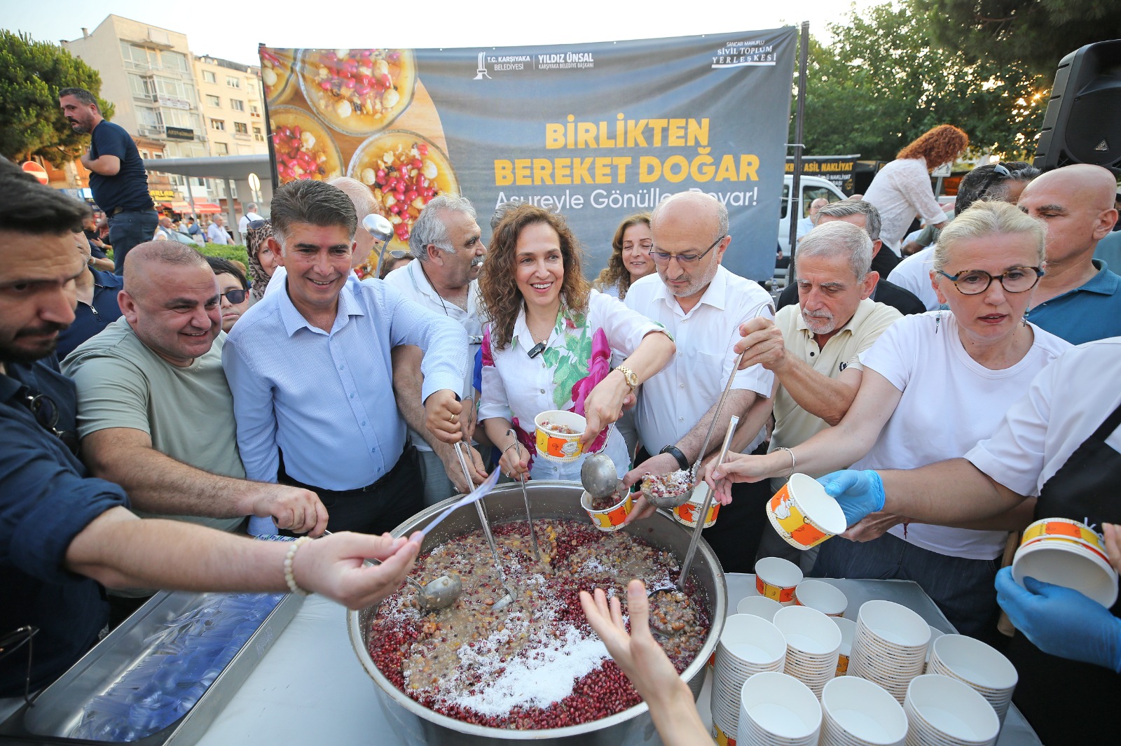 Karşıyaka Belediyesi tarafından sivil toplum kuruluşlarının iş birliğiyle düzenlenen Aşure