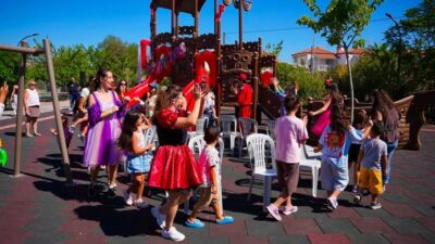 Çeşme Belediyesi, yenilenen parkların yalnızca fiziksel olarak değil, sosyal yaşam
