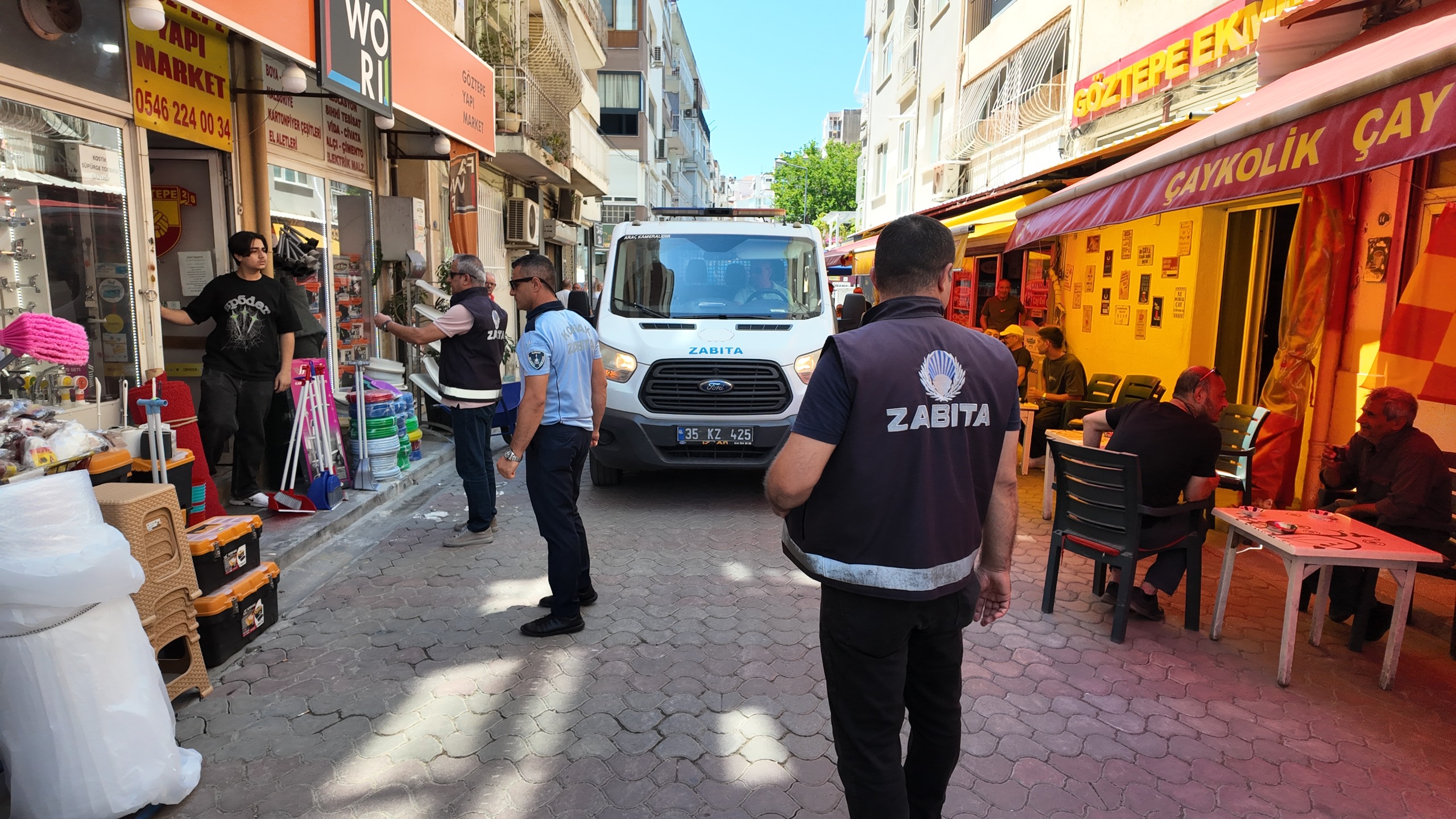 Konak’ta kaldırım ve sokaklardaki izinsiz işgale karşı denetimlerini gece gündüz