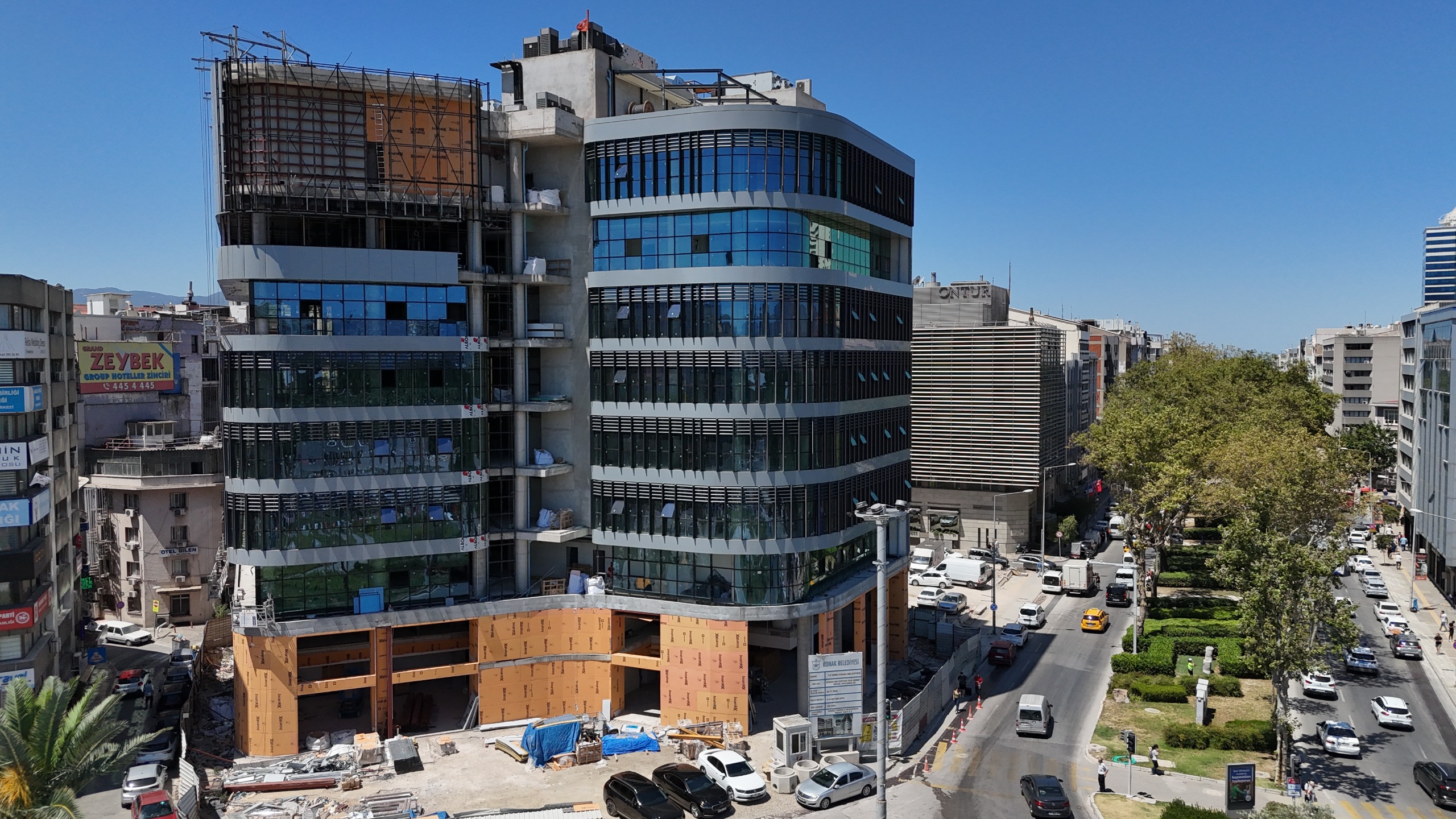 Konak Belediyesi Meclis Üyeleriyle birlikte, yapımında son aşamaya gelinen yeni