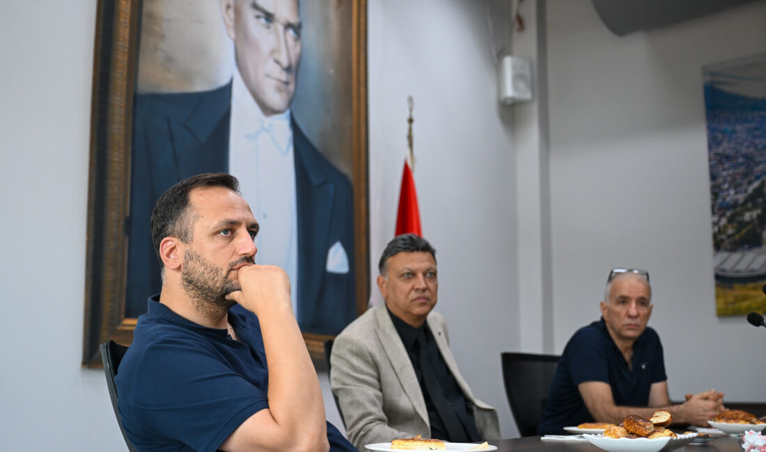 Tekstil Mühendisliği mezunu olan Bornova Belediye Başkanı Ömer Eşki, İzmir