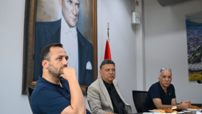 Tekstil Mühendisliği mezunu olan Bornova Belediye Başkanı Ömer Eşki, İzmir