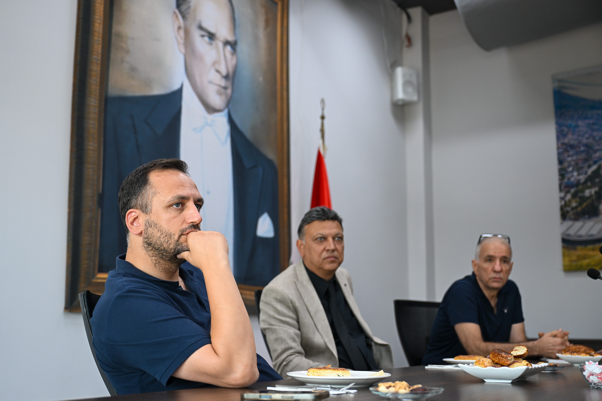 Tekstil Mühendisliği mezunu olan Bornova Belediye Başkanı Ömer Eşki, İzmir