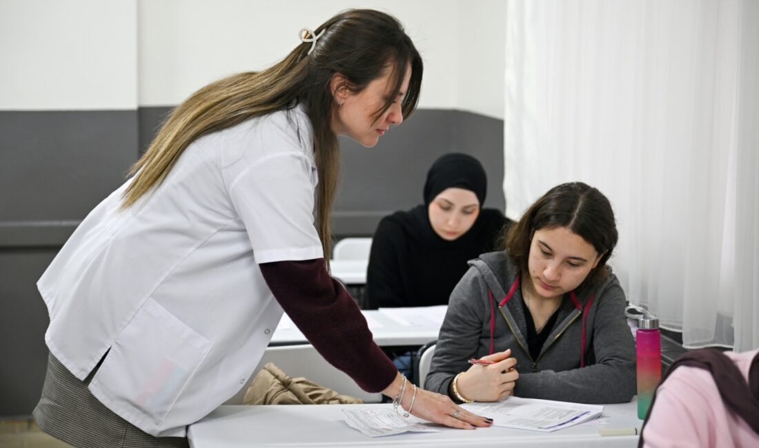 Bornova Belediyesi Gençlik Eğitim Merkezi (BELGEM), sunduğu ücretsiz eğitim desteğiyle