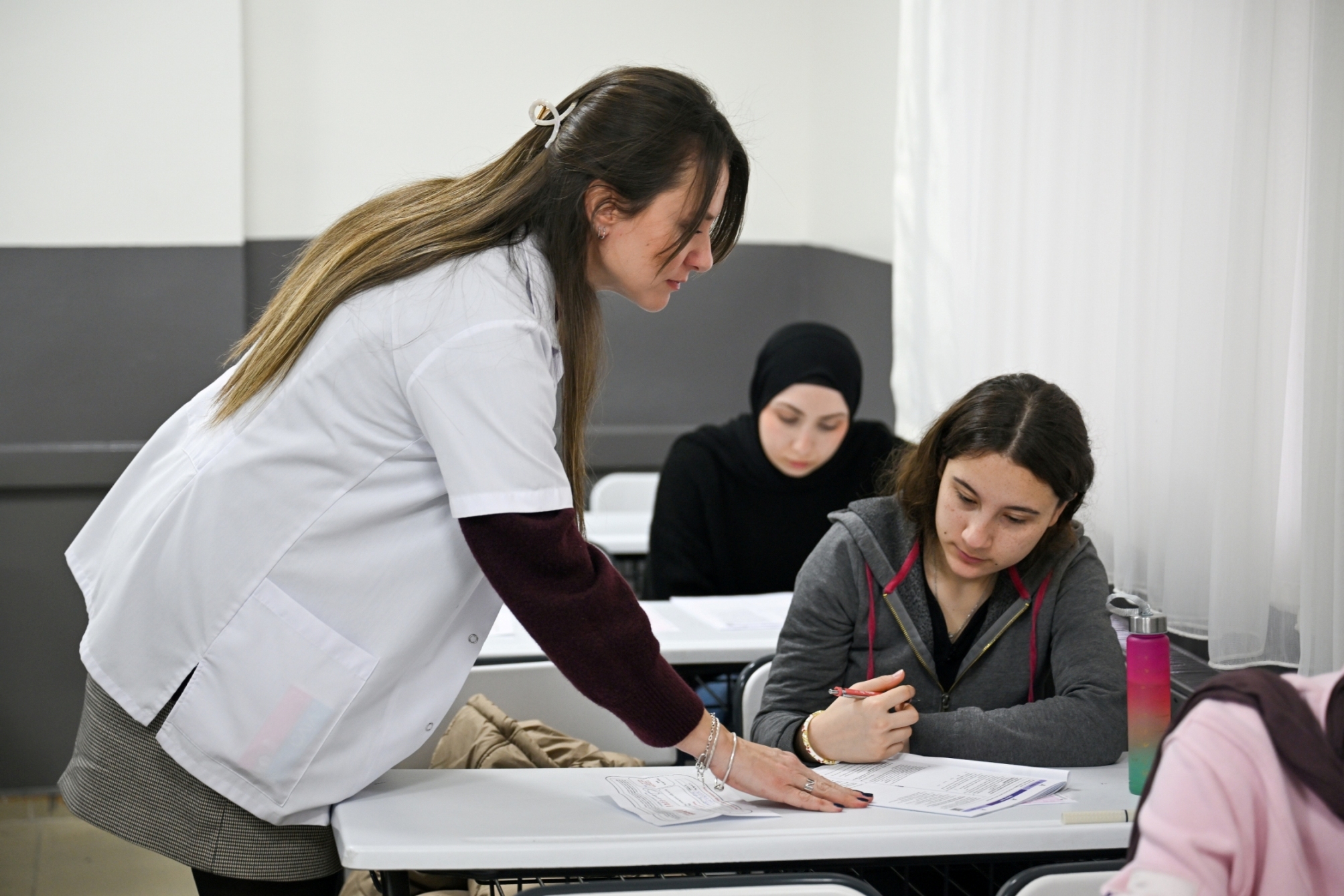 Bornova Belediyesi Gençlik Eğitim Merkezi (BELGEM), sunduğu ücretsiz eğitim desteğiyle