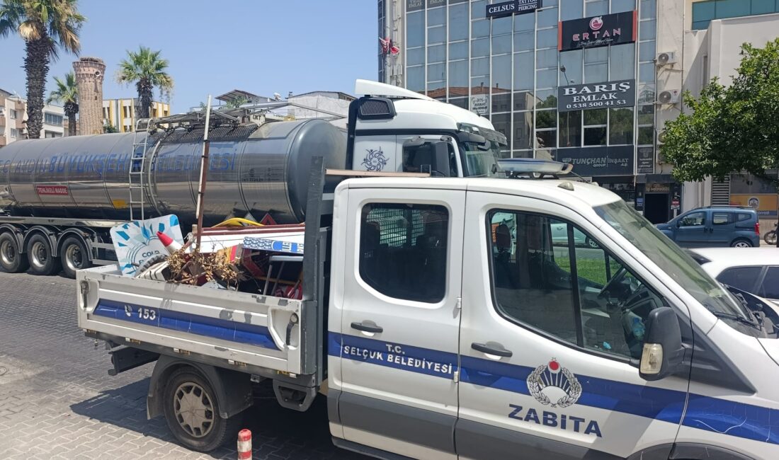 Efes Selçuk Belediyesi Zabıta Müdürlüğü ekipleri, kaldırımlarda vatandaşların geçişini engelleyen