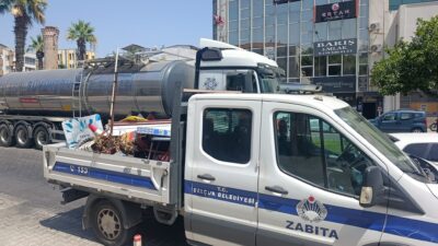 Efes Selçuk Belediyesi Zabıta Müdürlüğü ekipleri, kaldırımlarda vatandaşların geçişini engelleyen