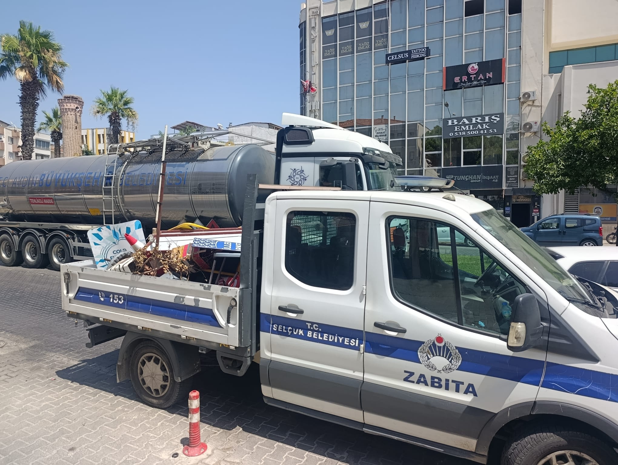 Efes Selçuk Belediyesi Zabıta Müdürlüğü ekipleri, kaldırımlarda vatandaşların geçişini engelleyen