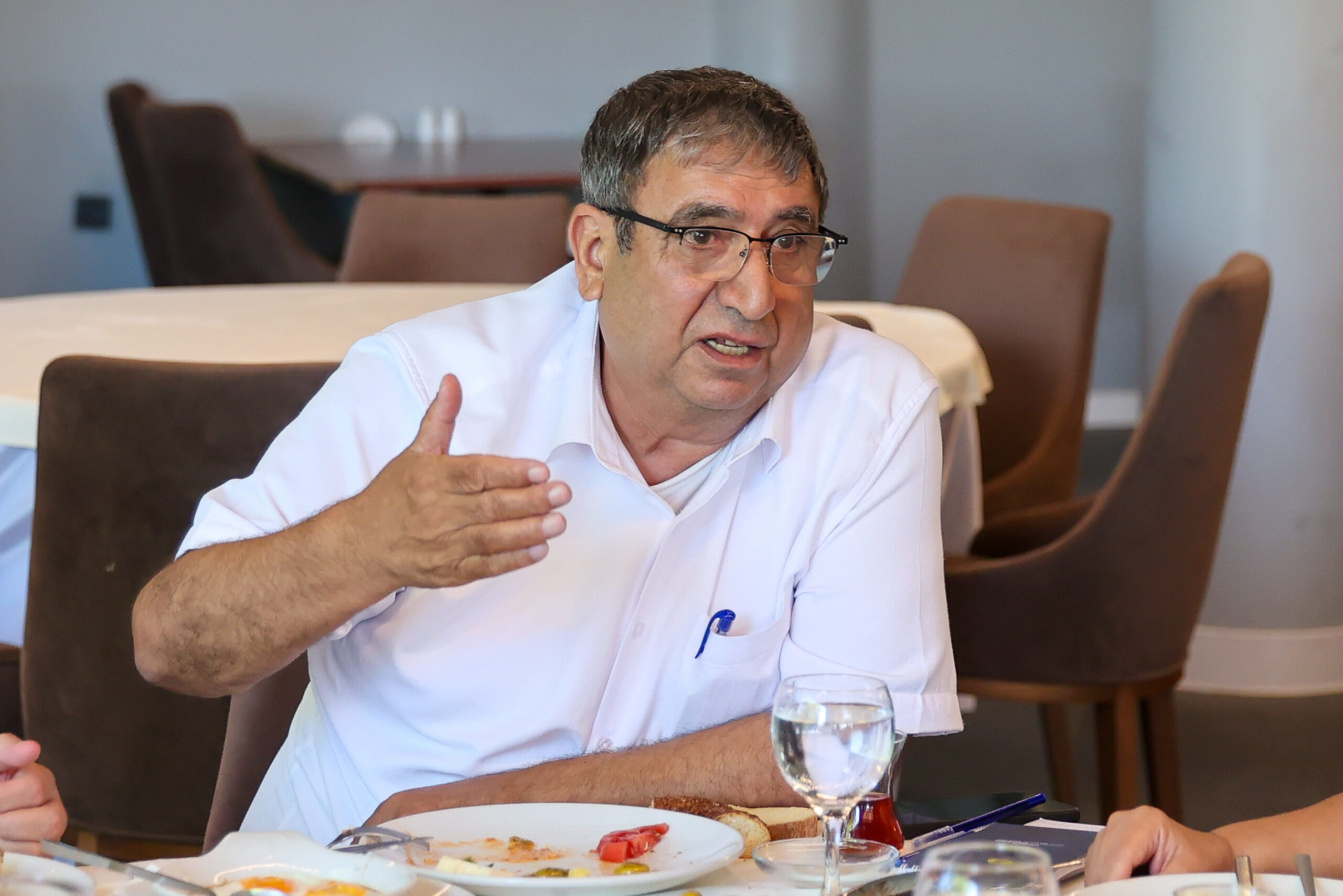 Buca Belediye Başkan Vekili Hüseyin Benzer, ilçenin siyasi dinamiklerini “Buca”