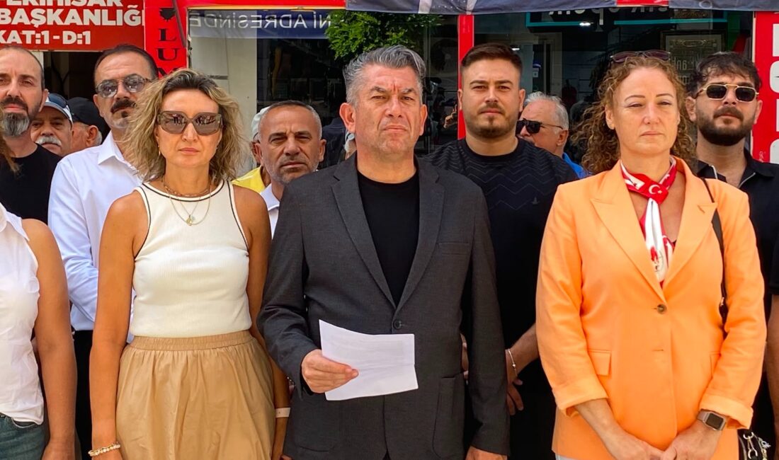 CHP Seferihisar İlçe Başkanı Rahmi Tezel Çınar ve ilçe yönetimi,