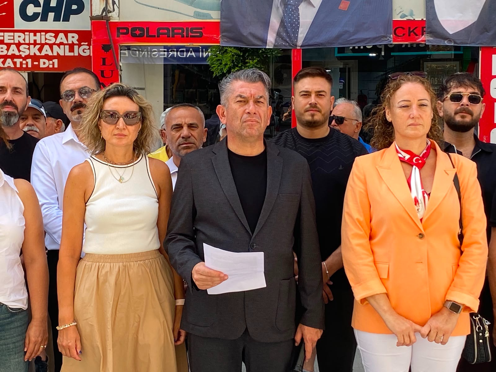 CHP Seferihisar İlçe Başkanı Rahmi Tezel Çınar ve ilçe yönetimi,
