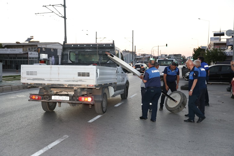 Çiğli Belediyesi Zabıta Müdürlüğü ekipleri, kent düzenini korumak, yaya güvenliğini