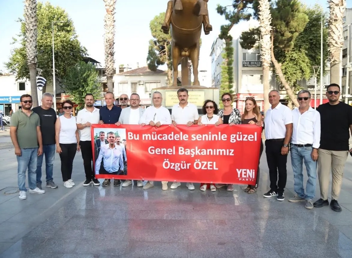 Özgür Özel Yeni Parti'nin kuruluşunu ilan ettikten sonra CHP'den istifalar
