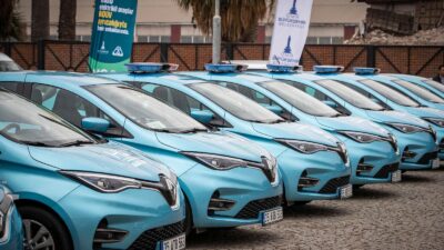 İzmir Büyükşehir Belediyesi, hizmet filosundaki 100 elektrikli araç sayesinde  yaklaşık