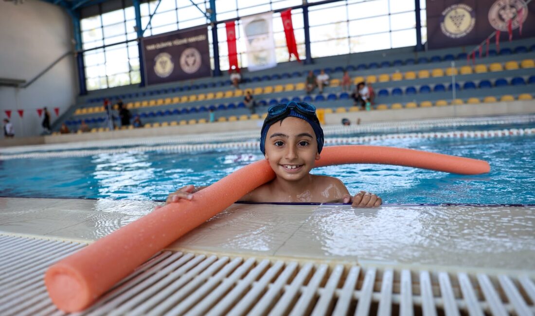 Buca Belediyesi, düzenlediği yüzme kurslarıyla çocukları erken yaşta sporla buluşturuyor.
