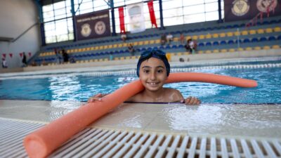 Buca Belediyesi, düzenlediği yüzme kurslarıyla çocukları erken yaşta sporla buluşturuyor.