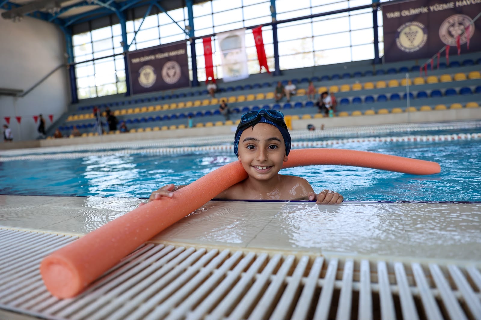 Buca Belediyesi, düzenlediği yüzme kurslarıyla çocukları erken yaşta sporla buluşturuyor.