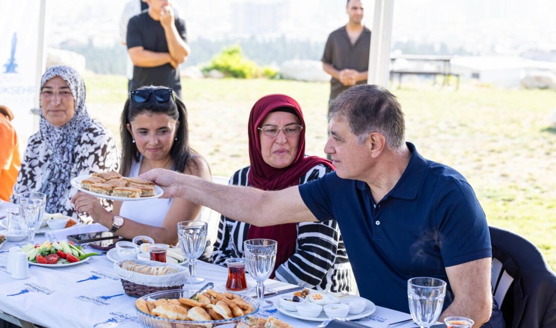 İzmir Büyükşehir Belediye Başkanı Dr. Cemil Tugay, Bornova’daki Meriç Mahalle