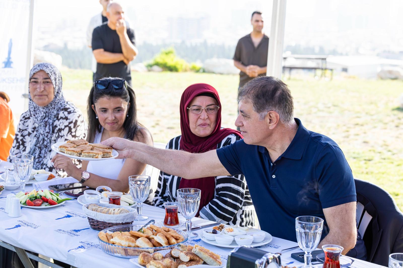 İzmir Büyükşehir Belediye Başkanı Dr. Cemil Tugay, Bornova’daki Meriç Mahalle