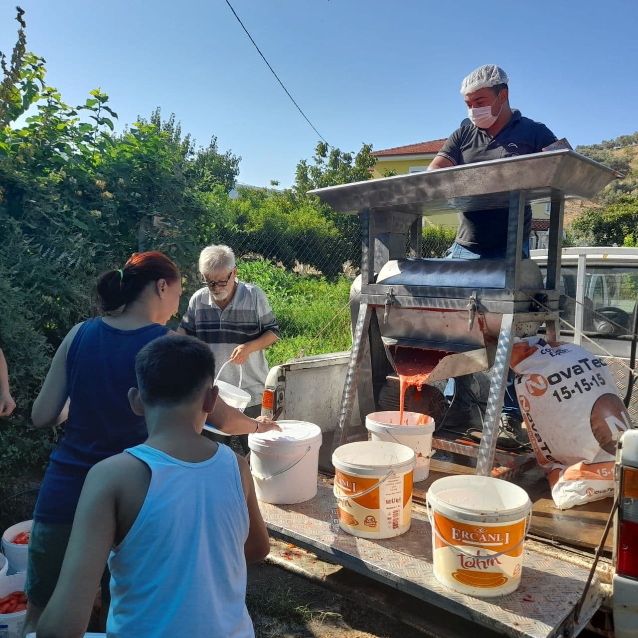Efes Selçuk Belediyesi, yaz mevsiminin vazgeçilmezi olan salça yapımını bu