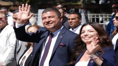 İzmir'de Yeni Parti'ye geçişler aralıksız sürüyor. İlçe Belediye Başkanları ve